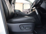 パワーシート搭載。微妙な調整が手軽にでき、ピッタリなポジションで運転することが可能です。