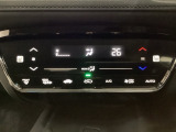 オートエアコンがついてますので、簡単操作で快適に過ごせます。リア熱線のスイッチの中にサイドミラーヒーターも入っています。パネル内のシートヒータースイッチは前席の左右別々に温度設定ができます。