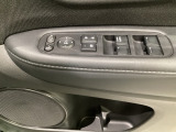 ハンドルの右側に電動格納付きパワーミラーの操作スイッチがついています。左右のサイドミラーの角度調節も微調整ができて便利です。パワーウインドウは運転席でドア4枚とも上下の操作ができるようになっています。