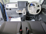スッキリとしたインテリアデザイン。窓も大きく前方の見晴らしが良く運転がしやすいです!