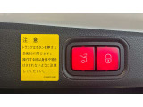 ドアハンドルには握りやすいグリップ形状が採用されています。空力面からは不利ですが、万一の事故の際など、車内に残された乗員を救出する為、外部からドアを開けやすいようになっています。