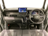 車内は光触媒抗菌消臭施工済です。インパネ周りはスタイリッシュなデザインで機能や装備も充実しています。グローブボックスやカップホルダーのほかにトレーなどたくさんの収納スペースが付いています。