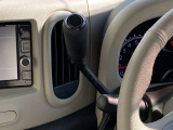 コラムシフトで運転席の足元も広々としております。