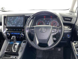 運転席まわりです。 各操作スイッチは使いやすい位置に配置されてます。