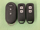 スマートキーを装備しています。鍵を差し込むことなくドアロックの開け閉めと、スタートボタン操作でのエンジンスタートができます。加えて、純正リモコンエンジンスターター用の操作キーもついています。