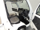 【運転席ドア開放】大きく開くドアで乗り降りが快適。足元のステップも広めで、長靴などでもアクセスしやすいです。