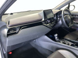 前方の見通しが良いすっきりした視界、誰でも扱いやすく運転できます。疲れにくく安心ドライブを更に快適なものにします!