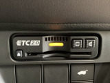 ハンドルの右側にETC2.0がついています。高速道路の料金所の通過も楽々です!。 カードの取り出しもしやすい場所についています。
