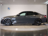 BMWではロングホイールベースの採用をしており、すべての車種に適用され、走行中の安定感の向上されております。また室内空間の広さにも貢献しております。