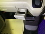 収納式ドリンクホルダーは、運転席・助手席どちらからも手が届きやすく、使いたい時にサッと引き出せる便利な仕様です。