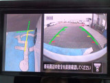 サイドブラインドモニターは、障害物などの確認を補助するシステムです。前進、右左折するときは直接目で周囲の安全を確認し、ゆっくりした速度で運転してください。また、左折時には内輪差に注意してください。
