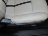 運転席の電動パワーシートとシートメモリーも付いています。