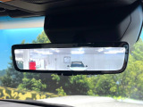 【デジタルインナーミラー】後席の大きな荷物や同乗者で後方が確認しづらい時でも安心!カメラが撮影した車両後方の映像をルームミラー内に表示。クリアな視界で状況の確認が可能です!