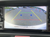 バックカメラはシフトレバーを「R」にすると、後方の映像をモニターに表示。