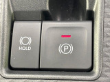 【電動パーキングブレーキ】パーキングブレーキは便利な電動式!ボタン一つで操作でき、アクセルを踏めば自動で解除されます♪レバーやペダルが無いので運転席廻りもすっきりしますね♪