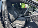 人間工学に基づいて設計されたシートは車のもっているドライビングフィールを存分にドライバーに伝えてくれるクオリティの高い仕上がりとなっています。