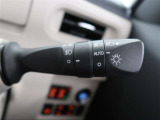 ヘッドライトスイッチをAUTOにしておけば昼間でもトンネルなど暗い所に入った時には自動的にヘッドライトが点灯。高速道路などトンネルの多いところを走行する時、大変便利です。