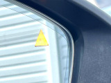 【ブラインドスポットモニタリング】走行中、ドアミラーの死角になりやすい箇所に後続車が接近するとサイドミラー付近に警告を表示、ドライバーに注意喚起をしてくれます。