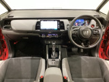 車内は光触媒抗菌消臭施工済です。インパネ周りはスタイリッシュなデザインで機能や装備も充実しています。グローブボックスやカップホルダーのほかにトレーなどたくさんの収納スペースが付いています。