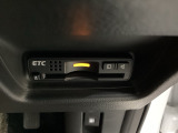 ハンドルの右下にETCがついています。高速道路の料金所の通過も楽々です!。 カードの取り出しもしやすい場所についています。