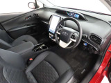 シンプルで使いやすいデザインの運転席です。