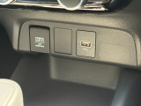 USBやシガーソケットも対応しておりますので、外部機器での接続、充電なども可能でございます。