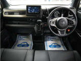 運転にかかわる様々な操作を安全に行えるように視点移動が少なく、操作性に配慮されたスイッチ類が凝縮されたコクピットです。
