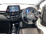 運転席は見やすく整理され、ナビも美しく装着され操作性にも優れています!