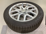 当社にてデモ走行時に装着していたワンシーズン使用の中古スタットレスタイヤ+ホイール4本セットを用意致しました。(2025年製、タイヤ+ホイールは現状渡し、保証対象外です)