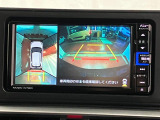 【パノラマモニター】 上から見下ろしたような映像が、運転の不安を軽くします。