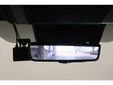 【デジタルインナーミラー】車両後方カメラの映像を映します。ヘッドレストや荷物などで視界を遮らずに後方を確認することができます。切替レバーを操作して通常のミラーモードに変更ができます。