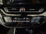 オートエアコンは左右席で独立温度コントロールが可能です。運転席はキンキンに冷やして助手席はマイルドにと言った設定が可能です☆暑さ寒さでケンカすることもなくなりますね♪