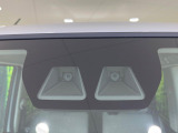 【スマートアシスト】走行中に前方の車両等を認識し、衝突しそうな時は警報とブレーキで衝突回避と被害軽減をアシスト。より安全にドライブをお楽しみいただけます。
