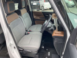 シートリフターは、運転席の座面を上下させて、体格に合わせて調整できる機能です。視界の確保やペダルの操作性、疲れにくさの向上に役に立ちます。