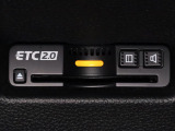 装備されているビルトインタイプのホンダ純正ETC車載器です。セットアップしてからご納車致します。ETCカードを差し込めば高速道路の出入り口ゲートを楽々通過出来ます。