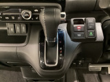 CVT車のセレクトレバーです。低速から高速まで、変速ショックのないスムーズな走りを実現するとともに、エンジン効率のよい領域を維持することで燃費にも貢献します。