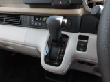 インパネシフトだから視線の移動も少なく足元もスッキリ。運転席もゆったりしているのでゆとりを持ってドライブできますね。
