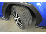 タイヤサイズは245/40R18です