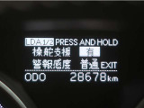 レーンディパーチャーアラートとは車線、又は走路からの逸脱の可能性を警告すると共に、車線、又は走路からの逸脱を避けるためのハンドル操作の一部を支援する機能です。詳細は販売店スタッフまでお尋ね下さい。