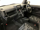 前方の見通しが良いすっきりした視界、誰でも扱いやすく運転できます。疲れにくく安心ドライブを更に快適なものにします!