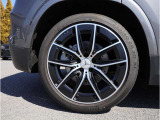 大径ホイールとブレーキシステムが、GLA 35の力強い走りを視覚的にも表現しています。