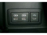 充電用、通信用USB端子付き。充電もできますがオーディオと有線で繋いで音楽を楽しんだり、Car Playをお楽しみいただけます。