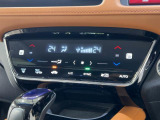 オートエアコンは左右席で独立温度コントロールが可能です。運転席はキンキンに冷やして助手席はマイルドにと言った設定が可能です。暑さ寒さでケンカすることもなくなりますね。