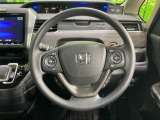インテリアに合わせたデザインのステアリングは、運転される方のことも考え、運転しやすい形状、大きさです。是非一度、実際に触ってお確かめください。
