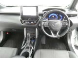 運転席からの視界はこんな感じです☆お気軽にご来店いただき、実際に座って是非お確かめください。ドライバーに寄り添う快適な操作フィールをもたらすステアリングです。