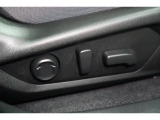 &rdquo;電動シートを装備。お客様に安全に運転頂けるよう座席の位置、座面の上げ下げやリクライニングの加減も細やかな設定を可能にしました。&rdquo;