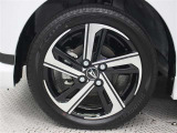 15インチアルミホイール(切削)が装着されています。タイヤサイズ165/55R15