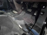 内装工程では、中古車を気持ちよくお乗りいただけるよう清掃しております。