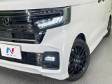 【LEDヘッドライト】悪天候や夜間走行時も良好な視界を確保し安心して運転できる高輝度LEDヘッドライトを装備!点灯速度が早く、消費電力も抑えられています。