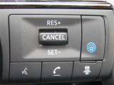 プロパイロットは高速道路の運転で、アクセル、ブレーキ、ハンドルの操作をクルマがアシスト。ドライバーの負担を軽減します。